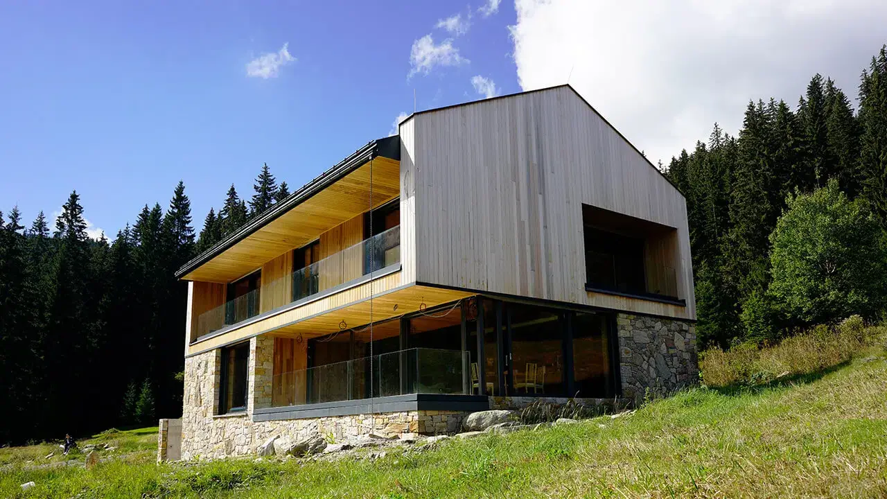 Cedrová fasáda a terasy z Accoyi na horské chatě v Krkonoších