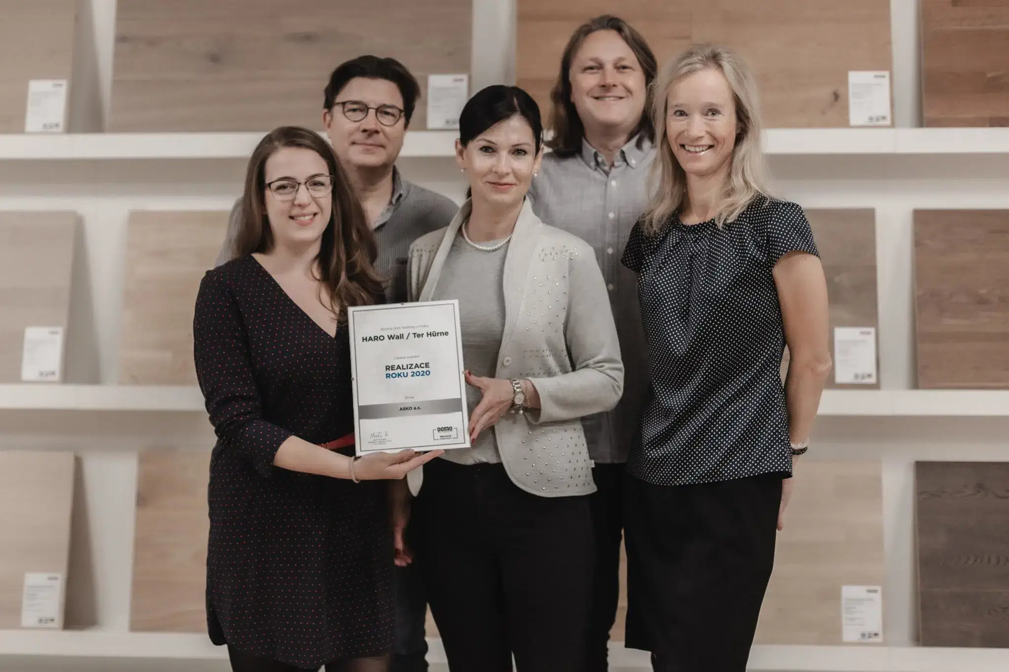 Lidé držící ocenění